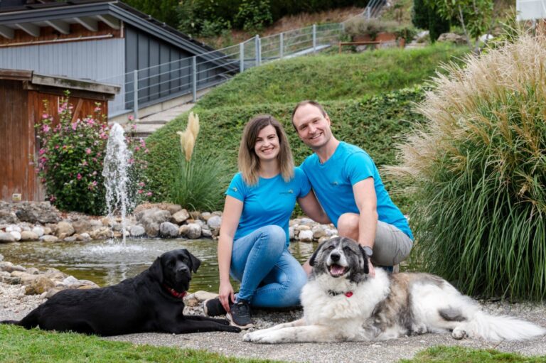 Das SCHNAUZERL-Team mit Hunden im Garten